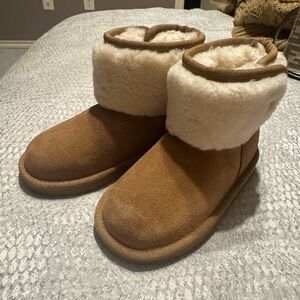 NWT UGG Tan and Cream Shearling Boots size 9 100% authentic